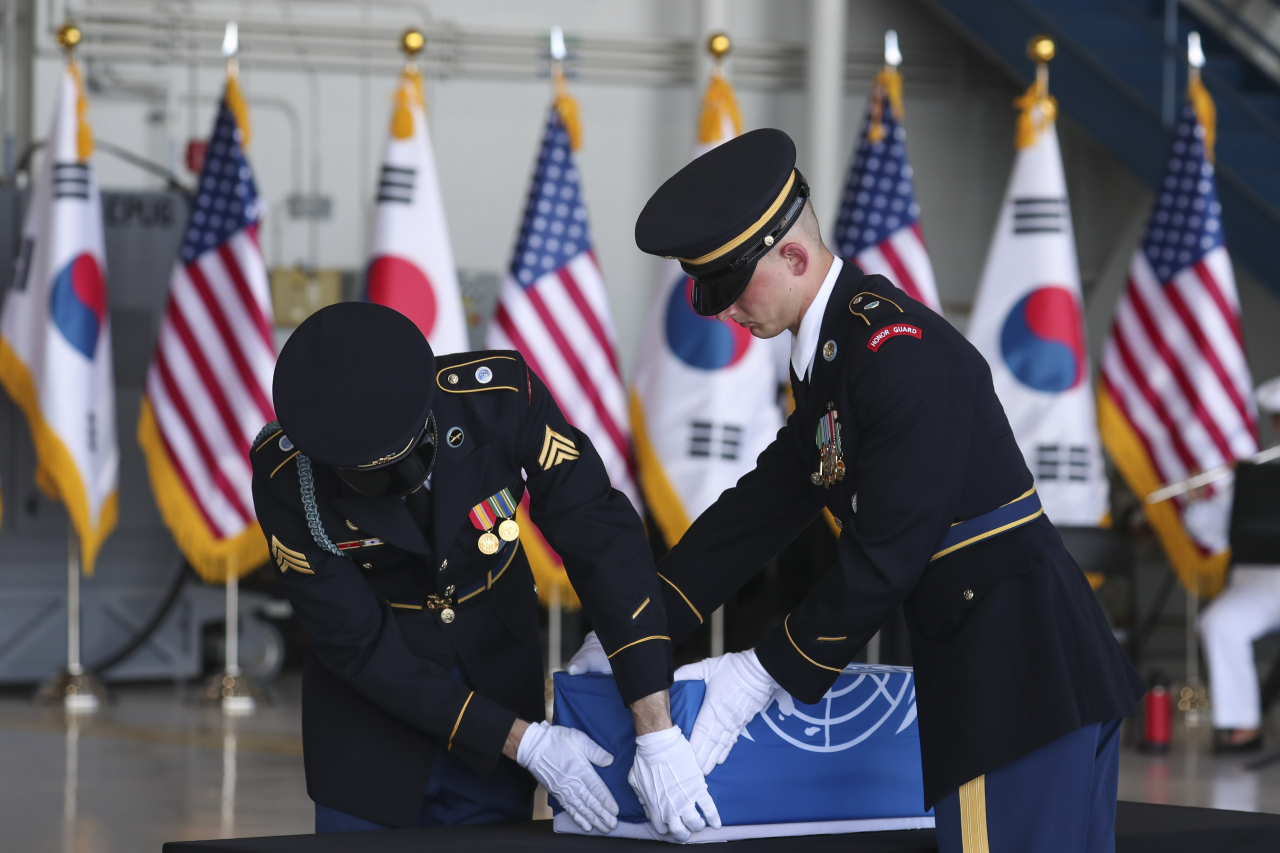 한미는 25일(현지시간) 미국 하와이 히캄 공군기지에서 6·25전쟁 정전 및 한미동맹 70주년을 맞아 신범철 국방부 차관과 존 아퀼리노 인도태평양사령관을 대표로 국군전사자 유해 인수식을 거행했다. 유엔사령부 의장대가 유엔기로 소관을 관포하는 모습.[국방일보 제공]