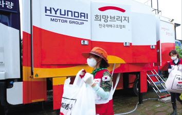 현대차그룹 및 희망브리지 관계자들이 피해 지역에서 복구 활동을 하고 있다. [현대차 제공]
