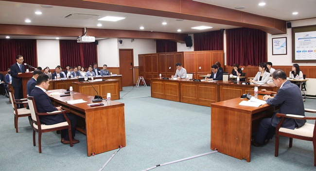 송상락 광양만권경자청장이 25일 조합회의에 참석해 조합위원들의 질문에 답변하고 있다.