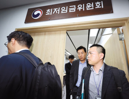 13일 오후 세종시 정부세종청사 최저임금위원회 회의실에서 전원회의를 마친 임금위원들이 퇴장하고 있다. [연합]