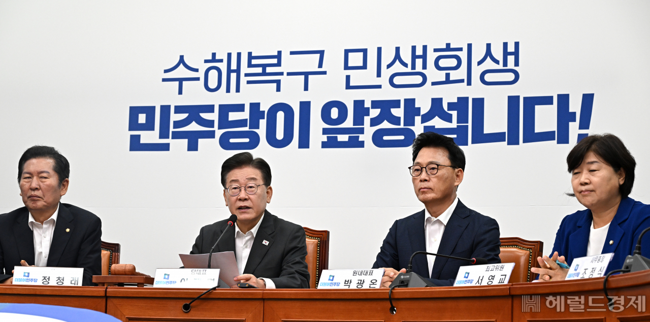 이재명(왼쪽 두번째) 더불어민주당 대표가 26일 서울 여의도 국회에서 열린 최고위원회의에 참석해 발언하고 있다. 임세준 기자
