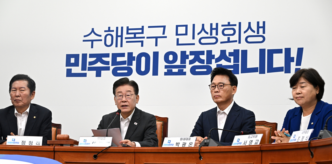 이재명(왼쪽 두번째) 더불어민주당 대표가 26일 서울 여의도 국회에서 열린 최고위원회의에 참석해 발언하고 있다. 임세준 기자