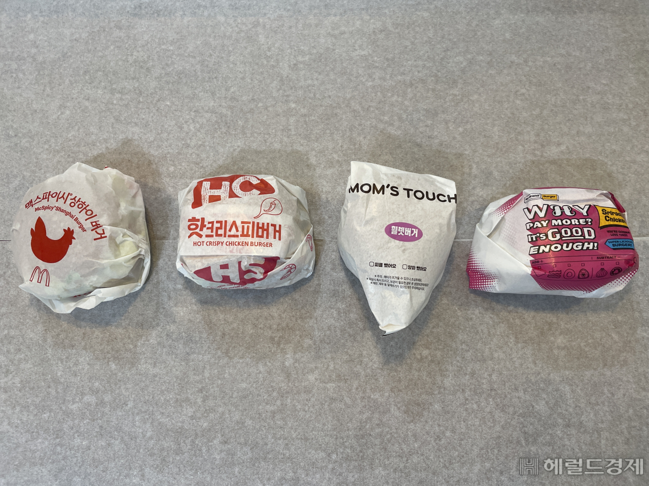 주요 프랜차이즈버거 브랜드의 닭가슴살 버거. 왼쪽부터 맥도날드 맥스파이시 상하이버거·롯데리아 핫크리스피버거·맘스터치 휠렛버거·노브랜드버거 스리라차치킨버거가 놓여있다. 전새날 기자
