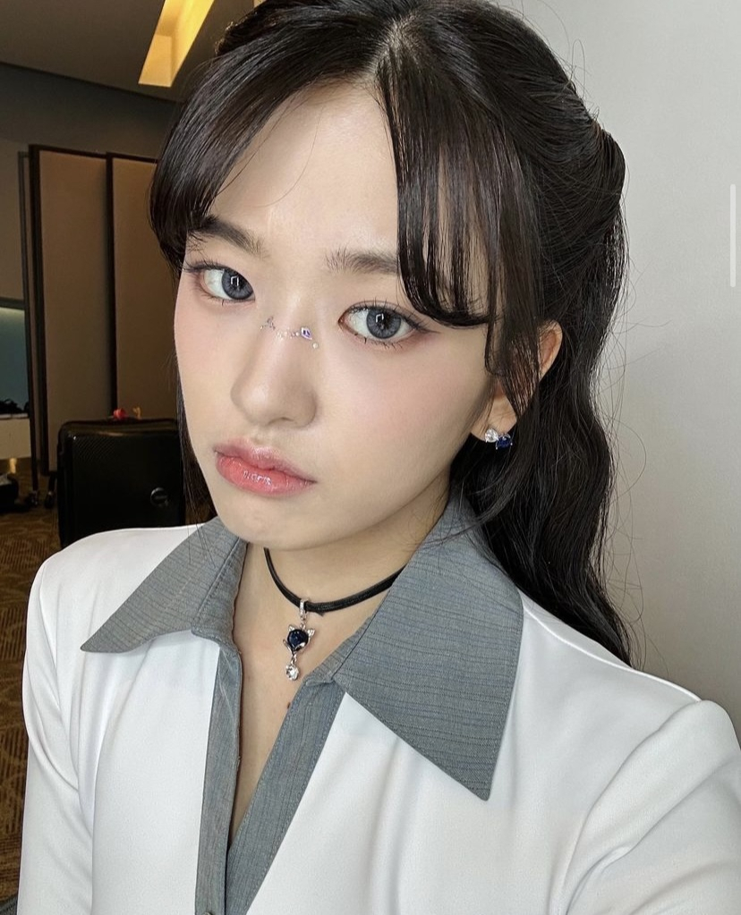 그룹 아이브의 멤버 안유진 씨가 페이스 주얼 메이크업을 한 모습 [안유진 인스타그램 캡처]
