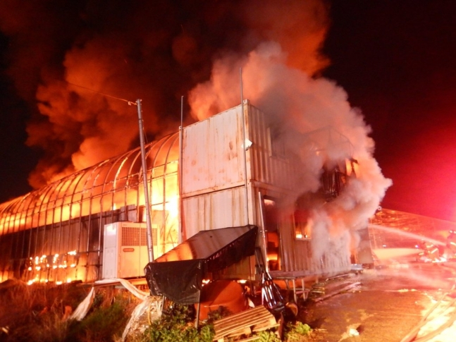 지난 2021년 3월 18일 광주 북구 용두동의 외국인 근로자들이 숙소로 쓰던 비닐하우스 건물에서 불이 났다. [연합]