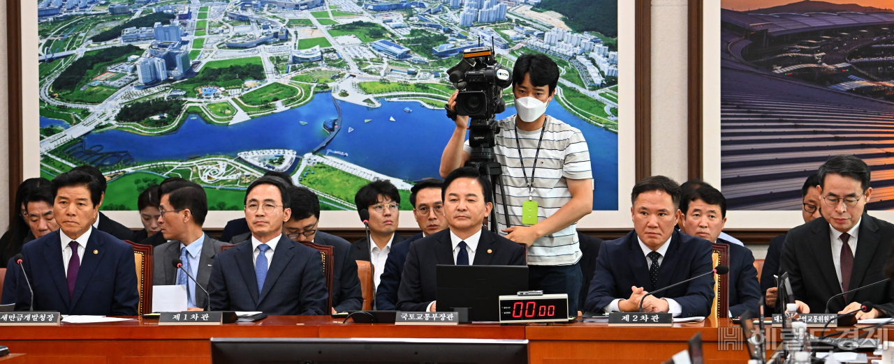 원희룡 국토교통부 장관이 26일 서울 여의도 국회에서 열린 국토교통위원회 전체회의에 참석하고 있다. 임세준 기자
