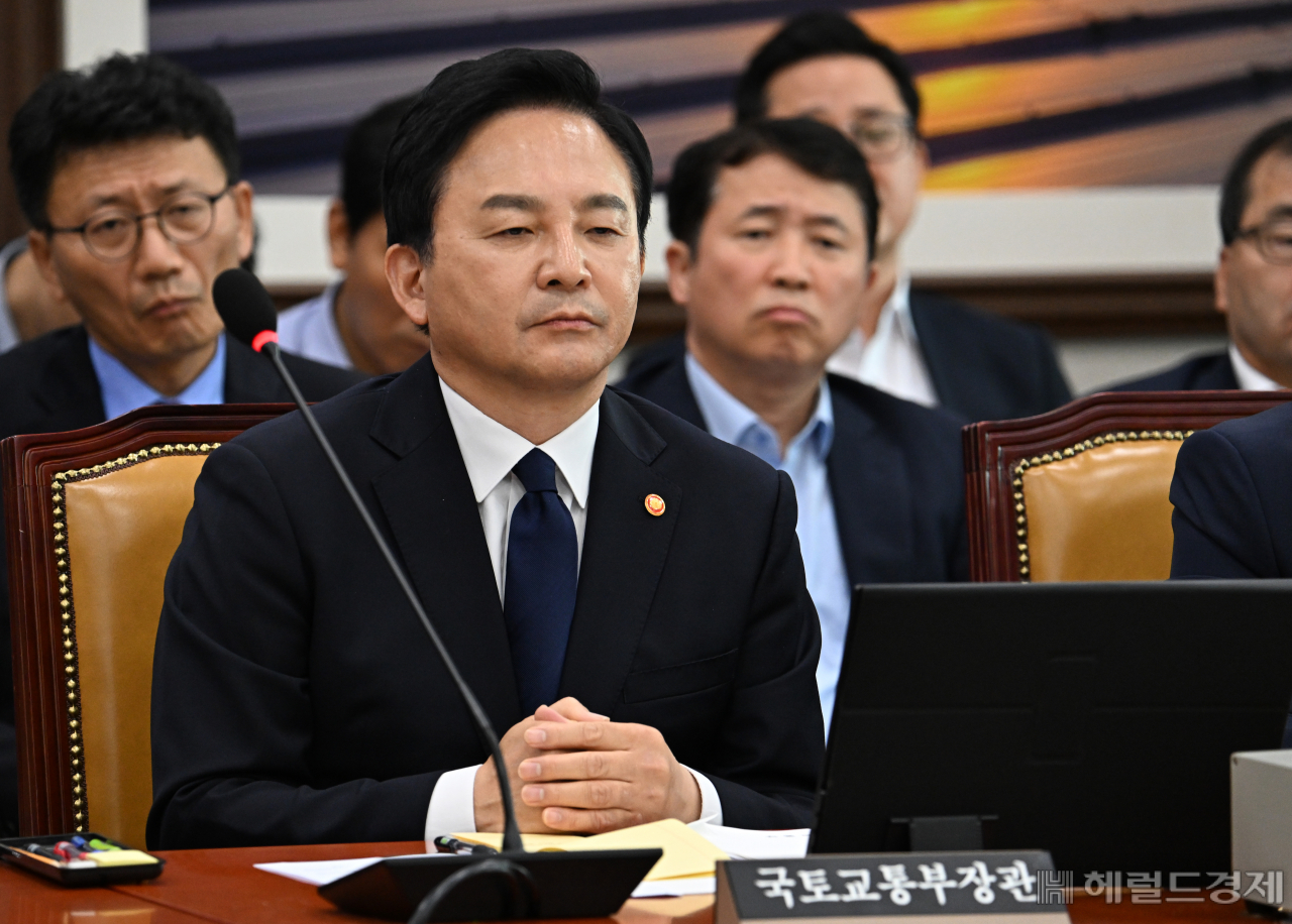 원희룡 국토교통부 장관이 26일 서울 여의도 국회에서 열린 국토교통위원회 전체회의에 참석하고 있다. 임세준 기자