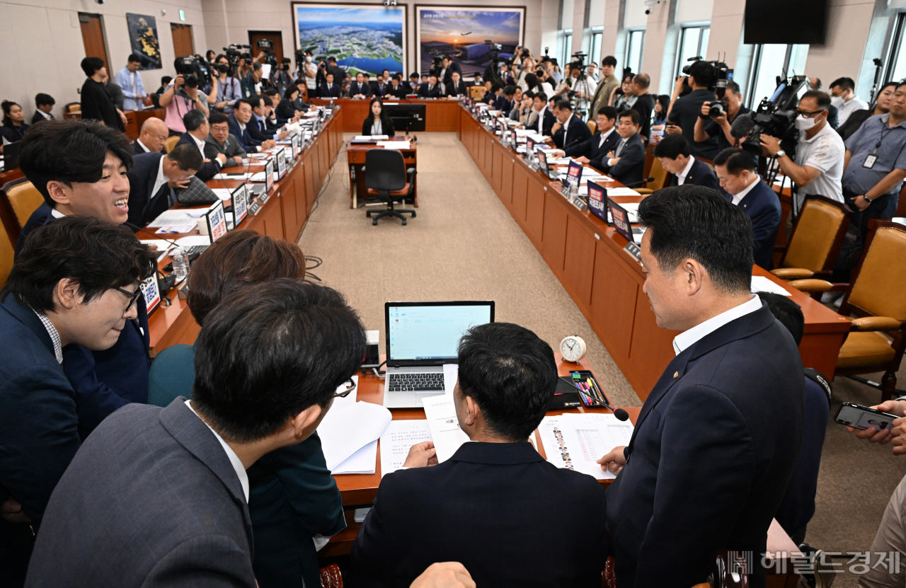 26일 서울 여의도 국회에서 국토교통위원회 전체회의가 열린 가운데 회의 시작 전 여야 간사가 회의 진행과 관련해 위원장과 논의 하고 있다. 임세준 기자