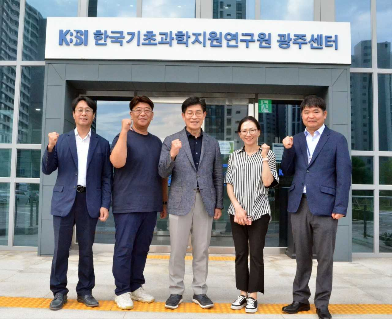 노 소장은 한국기초과학지원연구원(KBSI) 광주센터 관계자들과 간담회를 갖고 2020년 이후 멈춰서 있는 ‘고자기장 연구인프라 구축’에 다시금 동력을 마련하자는데 뜻을 함께했다