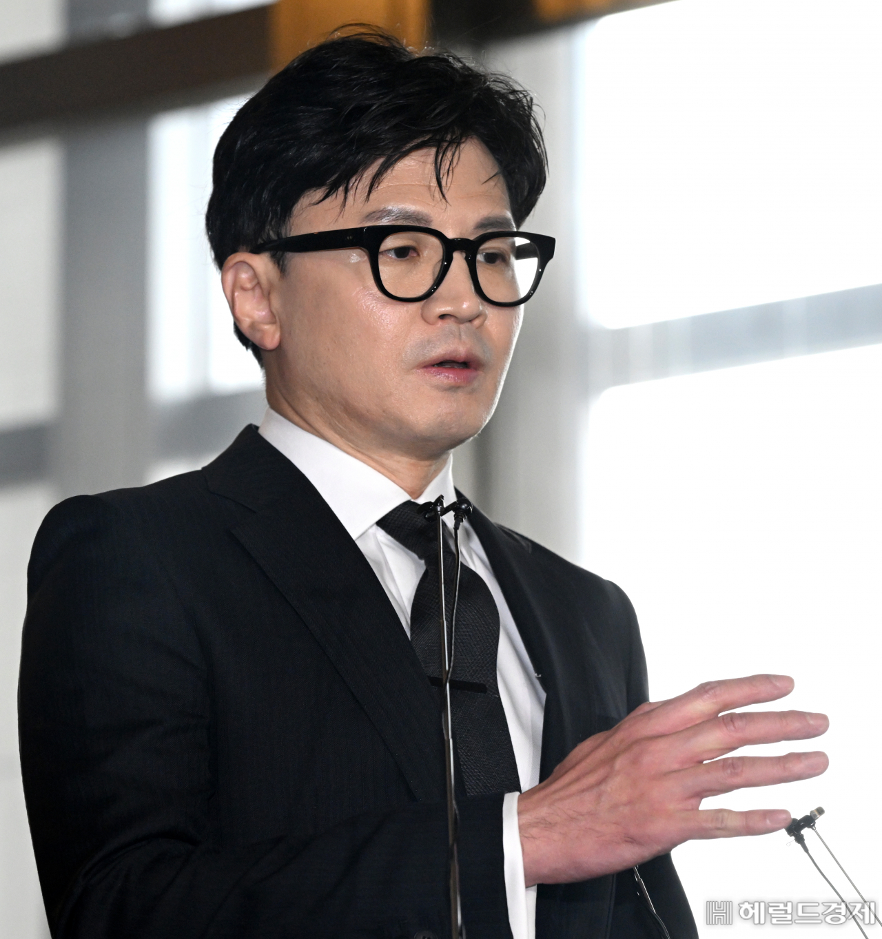 한동훈 법무부장관이 26일 서울 여의도 국회에서 열린 국회 법제사법위원회 전체회의에 참석하기 위해 들어서며 취재진과 질의응답을 하고 있다. 임세준 기자