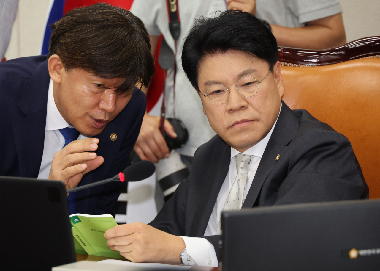 26일 국회 과학기술정보방송통신위원회 전체회의에서 장제원 위원장이 관계자와 대화하고 있다. 연합]