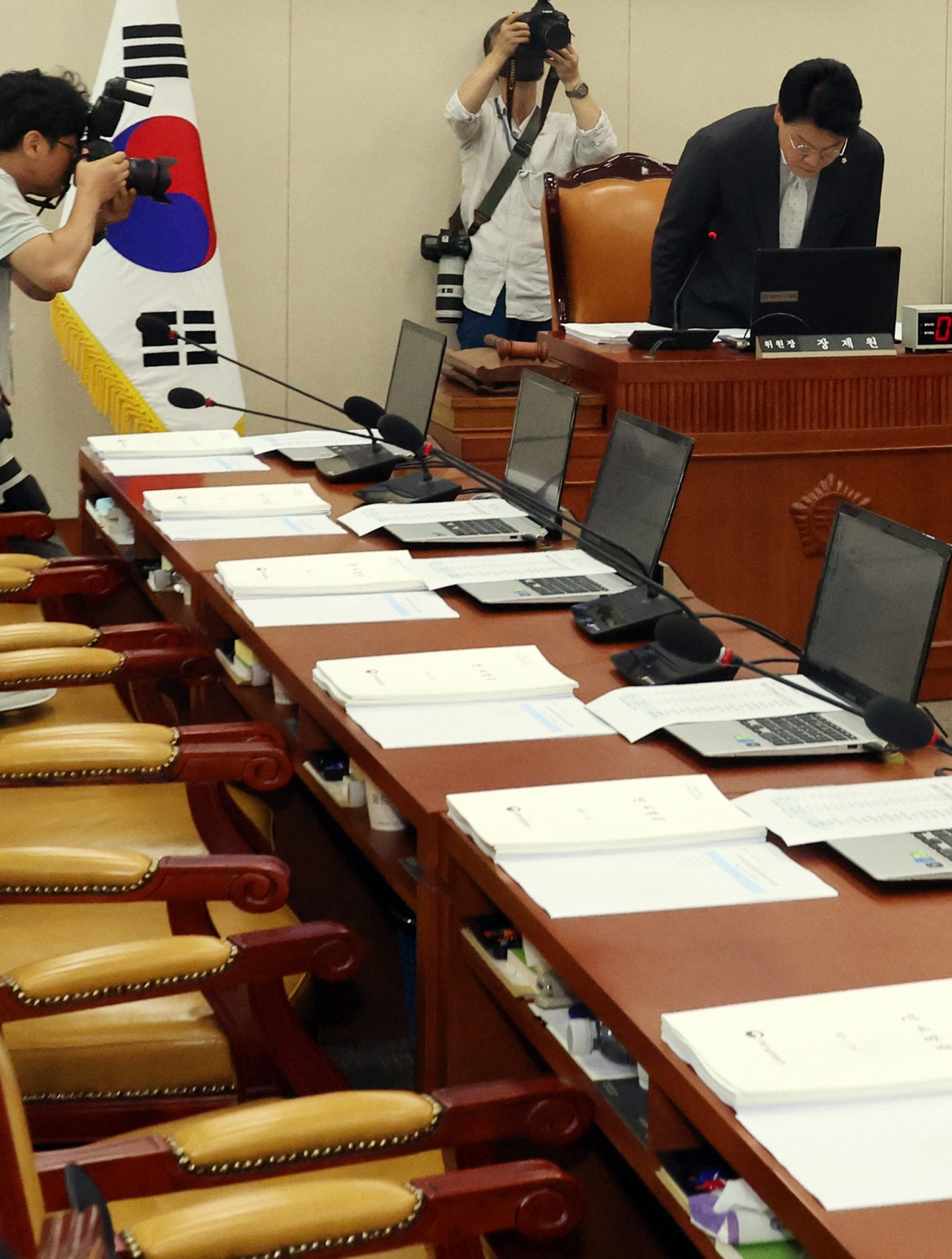 26일 국회 과학기술정보방송통신위원회 전체회의에서 장제원 위원장이 과방위 파행에 대해 사과하고 있다. 야당 의원들은 회의에 불참했다. [연합]