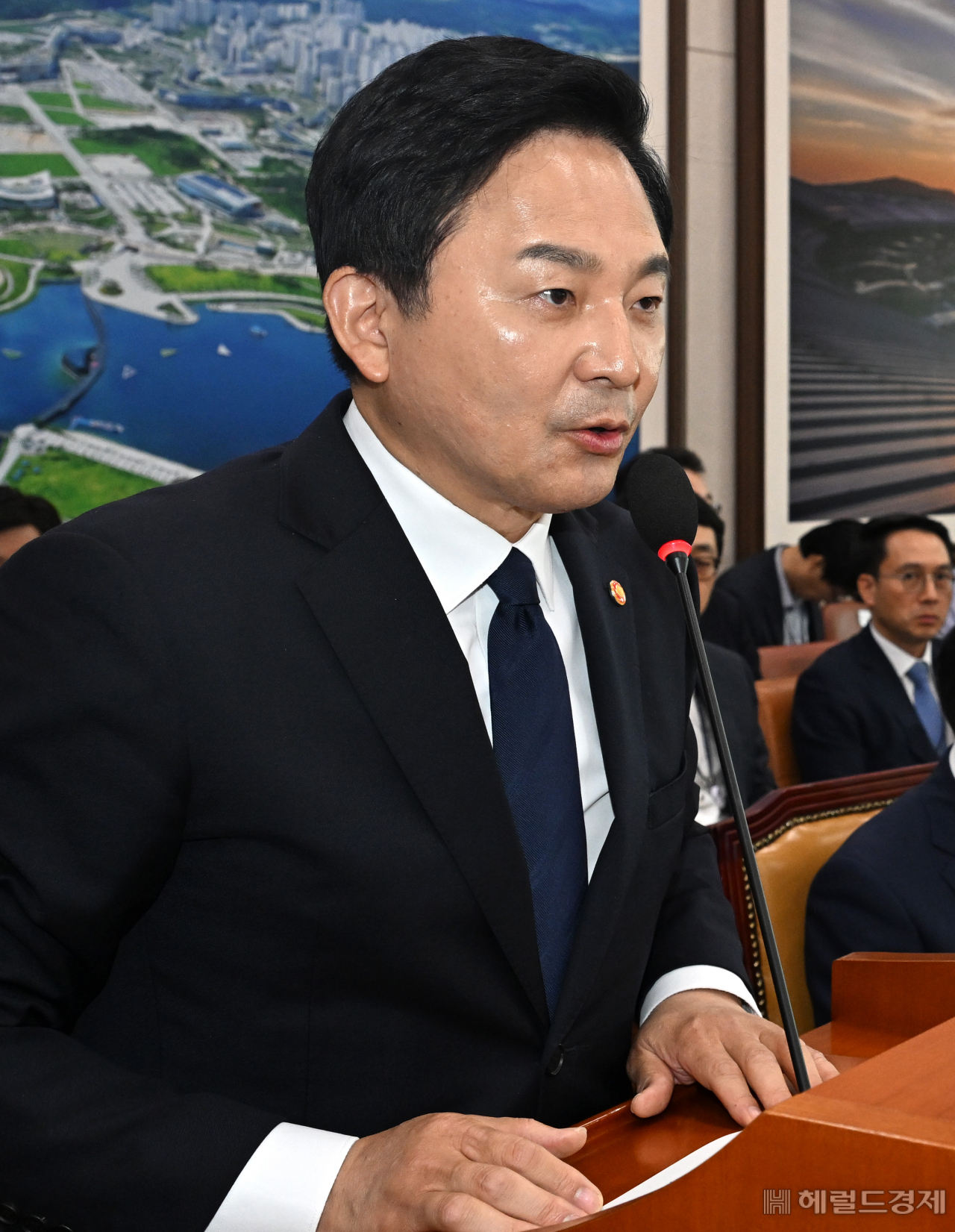 원희룡 국토교통부 장관이 26일 서울 여의도 국회에서 열린 국토교통위원회 전체회의에 참석해 발언하고 있다. 국회 국토위는 이날 전체회의를 통해 서울-양평 고속도로 특혜 의혹과 관련해 국토부에 현안질의를 할 예정이다. 임세준 기자