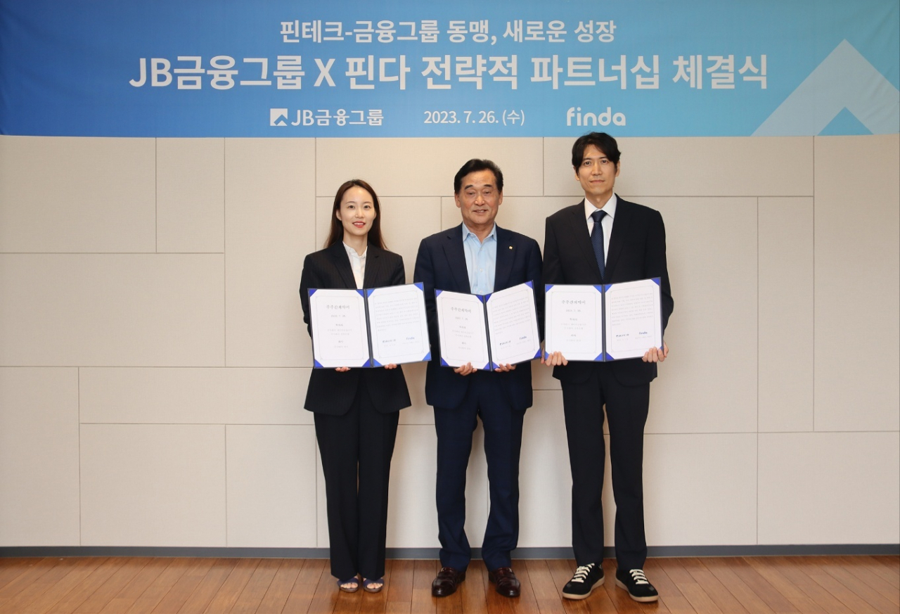이혜민(왼쪽부터) 핀다 공동대표, 김기홍 JB금융지주 회장, 박홍민 핀다 공동대표가 전략적 투자 계약식에서 함께 기념촬영을 하고 있다.[핀다 제공]