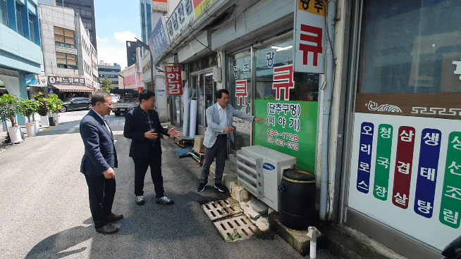오방용 충장로를 사랑하는 모임 카페지기(가운데)와 조상열 대동문화 대표(오른쪽), 전병원 충장길맥 추진위원장이 충장로 활성화 방안을 논의하고 있다. 서인주 기자