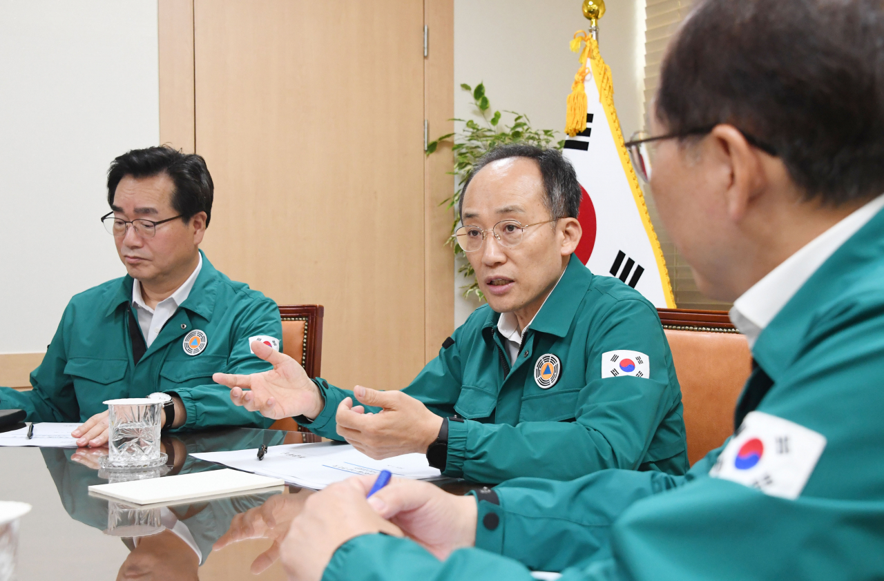 추경호 경제부총리 겸 기획재정부 장관(가운데)이 26일 오후 서울 종로구 정부서울청사에서 정황근 농림축산식품부 장관(왼쪽), 조승환 해양수산부 장관(오른쪽)과 함께 물가 관련 현안 간담회를 갖고 최근 집중호우에 따른 농축수산물 수급 상황과 가격 동향을 점검하고 있다.[기획재정부 제공]