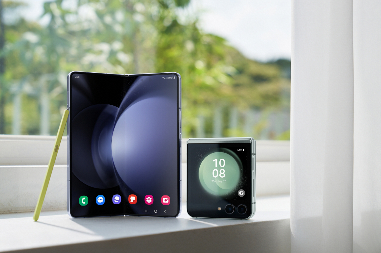 An image of Samsung Electronics' new Galaxy Z Fold 5 (left) and Galaxy Z Flip 5 smartphones (Samsung Electronics)