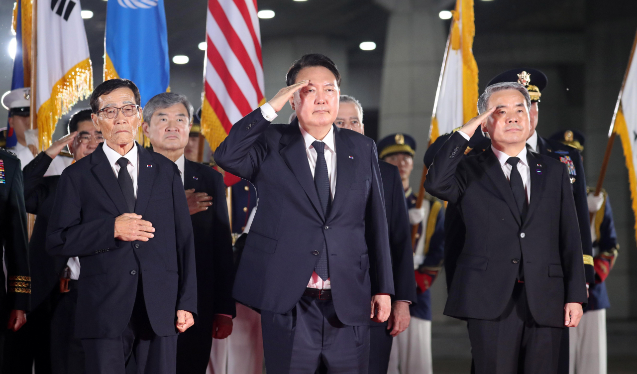 윤석열 대통령이 26일 오후 경기 성남 서울공항에 도착한 6·25 전쟁 국군전사자 유해에 경례하고 있다. [연합]
