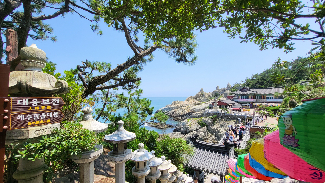 Entrance to Haedong Yonggungsa Temple (Kim Hae-yeon/ The Korea Herald)
