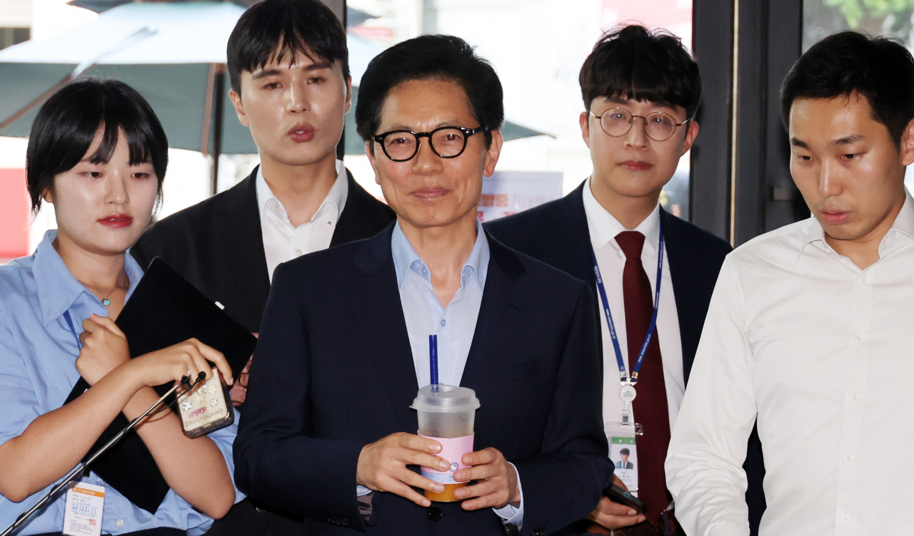 국민의힘 황정근 윤리위원장이 26일 서울 여의도 당사에서 열린 윤리위회의에 참석하고 있다. 이날 윤리위는 '수해 골프' 홍준표 대구시장에 대한 징계 수위를 결정한다. [연합]