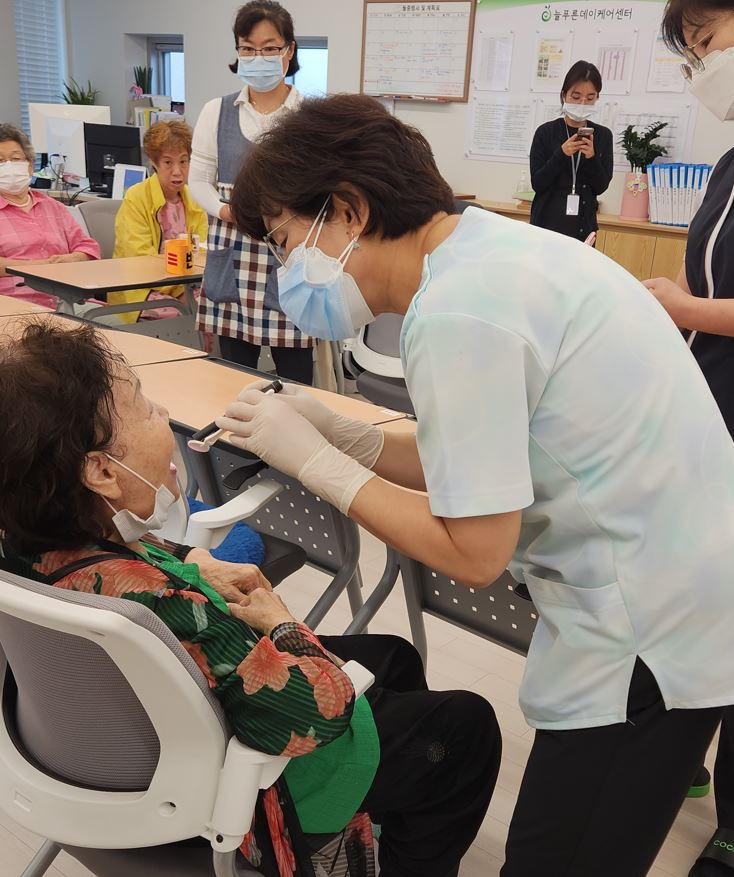 서울 광진구는 만 65세 이상 어르신을 대상으로 ‘찾아가는 구강관리 서비스’를 운영한다고 27일 밝혔다. 사진은 전문 의료진이 어르신을 직접 찾아 구강관리 서비스를 제공하는 장면. [광진구 제공]