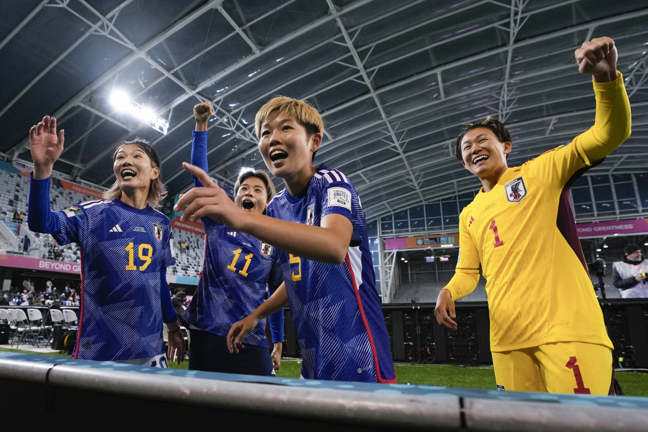 일본선수들이 코스타리카에 승리한 뒤 기뻐하고 있다.[AP]