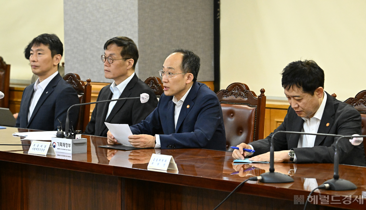 추경호(왼쪽 세번째) 경제부총리 겸 기획재정부 장관이 27일 서울 중구 명동 은행회관에서 열린 비상거시경제금융회의에 참석해 모두발언을 하고 있다. 사진 왼쪽부터 이복현 금융감독원 원장, 이창용 한국은행 총재, 추 부총리, 김주현 금융위원회 위원장.임세준 기자