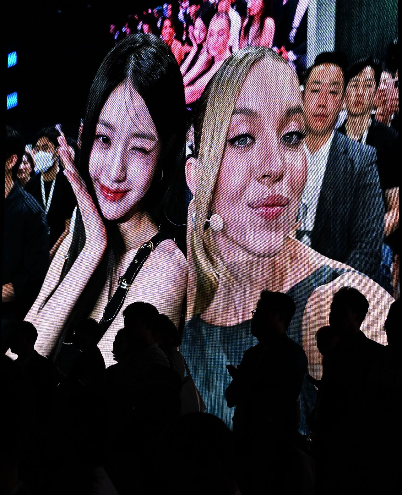 가수 장원영(왼쪽)과 배우 시드니 스위가 26일 서울 강남구 코엑스에서 열린 삼성전자 '갤럭시 언팩 2023'에 참석해 갤럭시 Z 플립 5를 활용해 셀피를 촬영하고 있다. 삼성전자는 이날 열린 '갤럭시 언팩 2023'를 통해 '갤럭시 Z 플립'5와 '갤럭시 Z 폴드5', '갤럭시 워치 6', '갤럭시 탭 S9'등을 함께 선보였다. 임세준 기자