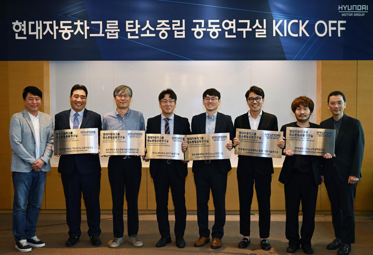 홍승현(왼쪽부터) 현대차·기아 기초소재연구센터장, 남상용 경상대 교수, 고영수 공주대 교수, 홍연기 한국교통대 교수, 김주영 경상대 교수, 오명환 한국에너지공대 교수, 박태주 한양대 교수, 오정훈 현대엔지비 대표이사(상무). [현대차그룹 제공]
