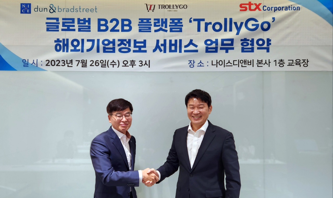 박상준(오른쪽) STX 대표이사와 강용구 나이스디앤비 대표이사가 기념촬영을 하고 있다. [STX 제공]