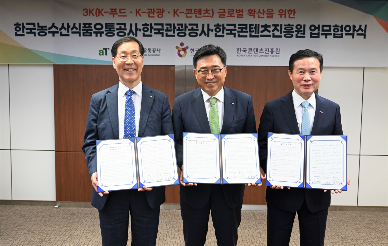 26일 업무협약식에 참석한 한국관광공사 김장실 사장(왼쪽), 한국농수산식품유통공사 김춘진 사장(가운데), 한국콘텐츠진흥원 조현래 원장(오른쪽)