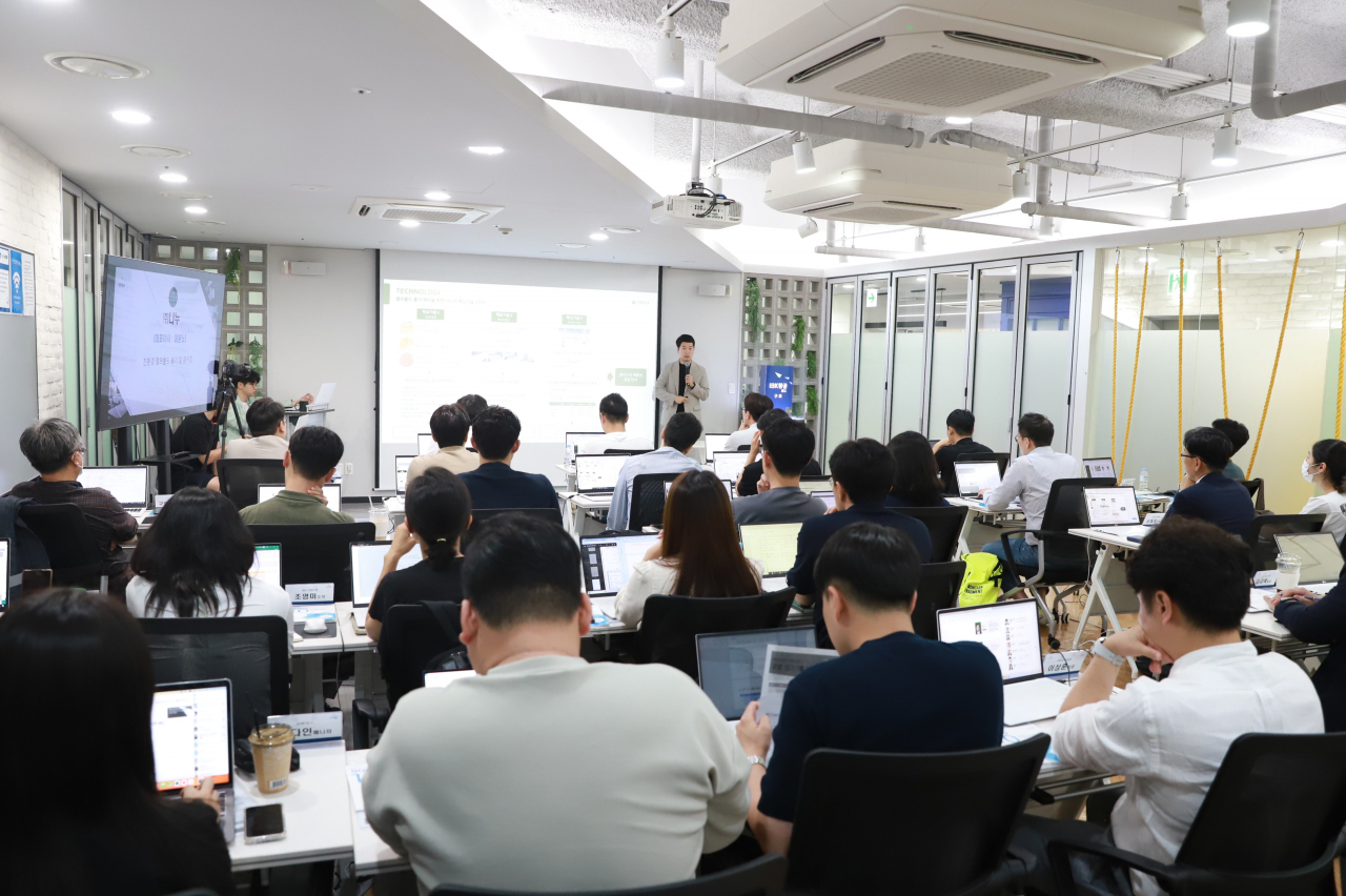 26일 서울 IBK창공 구로센터에서 열린 IR 행사에서 ‘주식회사 나누’ 이윤노 대표가 투자를 위한 기업 설명을 진행하고 있다.[IBK기업은행 제공]