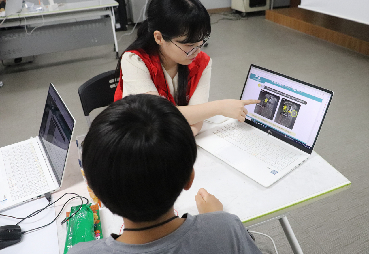롯데정보통신 임직원들이 직접 자율주행 RC카 만들기 봉사 진행했다. [롯데정보통신 제공]