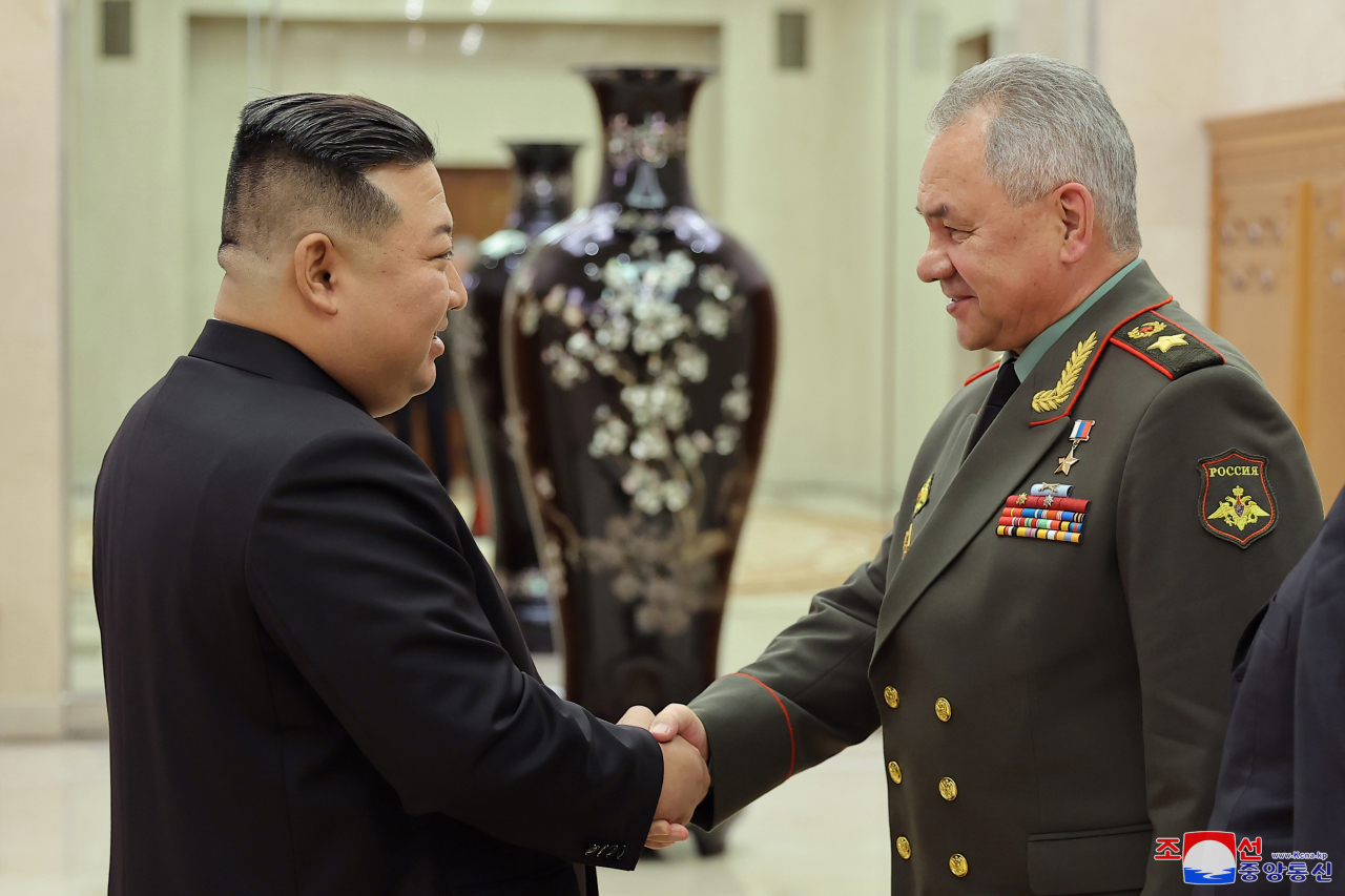 김정은 북한 국무위원장이 지난 26일 당중앙위원회 본부청사에서 조국해방전쟁승리 70주년(전승절) 행사 참석차 방북한 세르게이 쇼이구 국방장관을 단장으로 하는 러시아 군사대표단을 접견했다고 조선중앙통신이 27일 보도했다. [연합]
