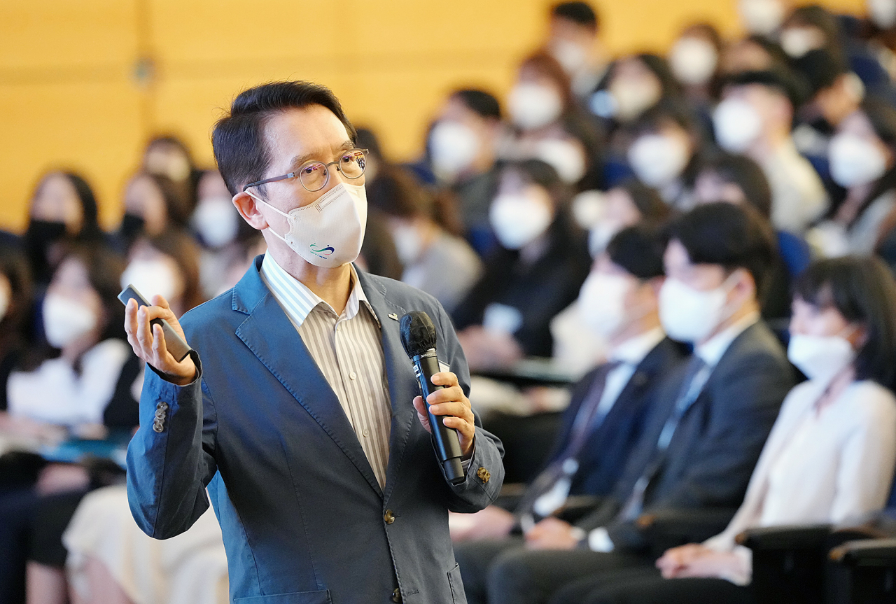 신창재 교보생명 대표이사 겸 이사회 의장이 26일 서울 광화문 본사에서 진행된 하반기 경영현황설명회에서 강연을 하고 있다. [교보생명 제공]
