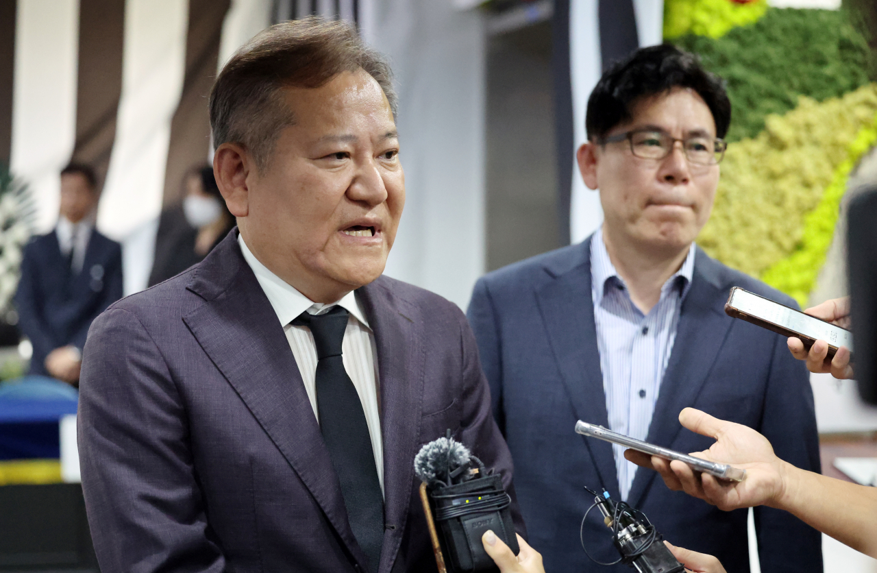 이상민 행정안전부 장관이 26일 충북도청에 마련된 오송 지하차도 사고 희생자 합동분향소를 방문해 취재진과 인터뷰하고 있다. [연합]