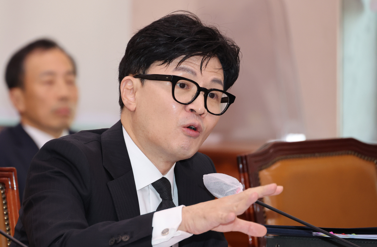 한동훈 법무부 장관이 26일 오전 서울 여의도 국회에서 열린 법사위 전체회의에서 의원 질의에 답변하고 있다. [연합]