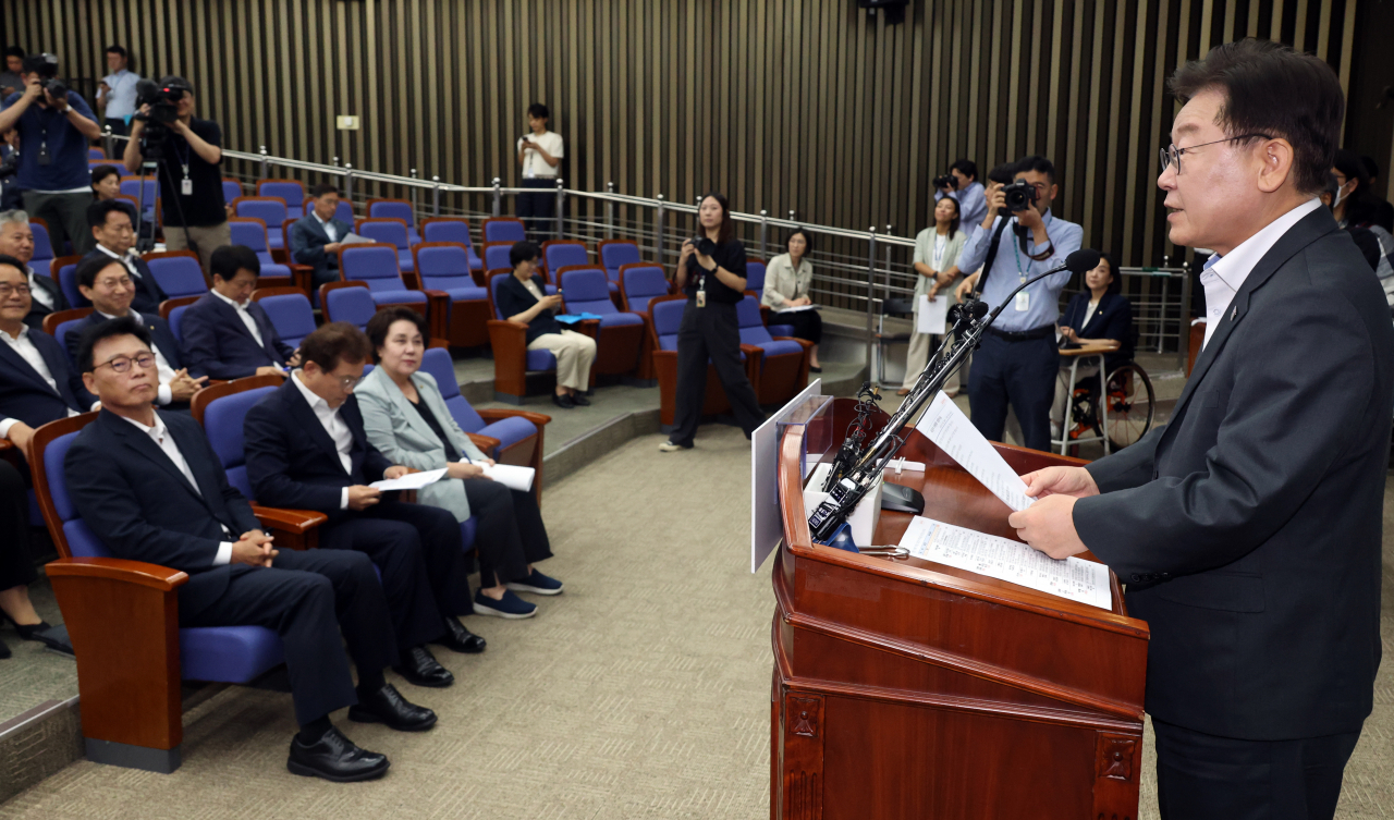 27일 국회에서 열린 더불어민주당 의원총회에서 이재명 대표가 발언하고 있다. [연합]