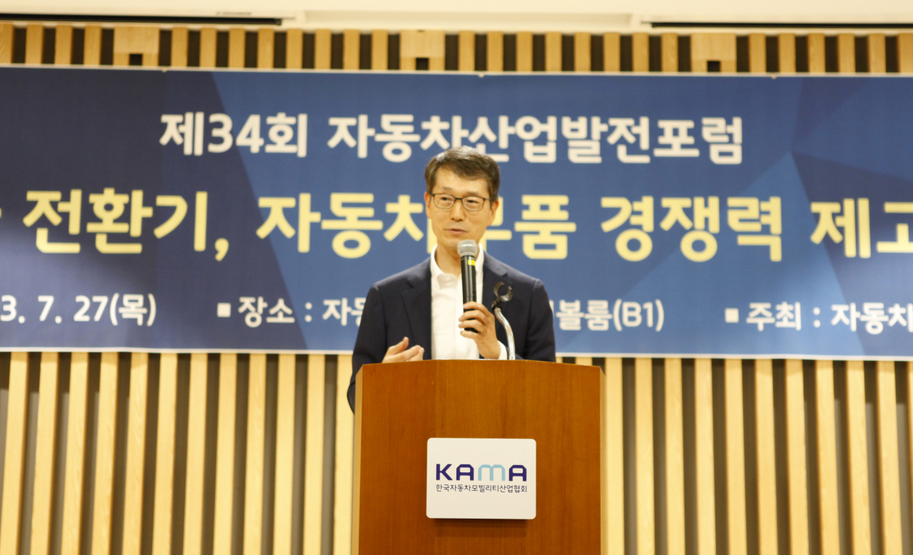 강남훈 자동차산업연합회 회장이 27일 서울 강남구 자동차회관에서 열린 ‘제34회 자동차산업발전포럼’에서 인사말을 하고 있다. [자동차산업연합회 제공]