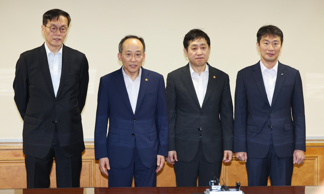 이창용(왼쪽부터) 한국은행 총재와 추경호 경제부총리, 김주현 금융위원장, 이복현 금감원장이 27일 서울 중구 명동 은행회관에서 열린 비상거시경제금융회의에 참석해 회의 시작 전 기념촬영을 하고 있다. 임세준 기자