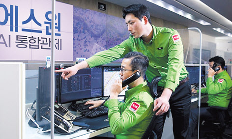 에스원 직원이 통합보안관제센터에서 고객처 빅데이터를 분석하고 있다. [에스원 제공]