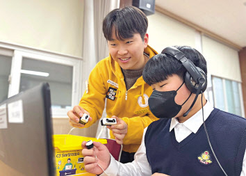목포 영화중에서 CJ UNIT 대학생 봉사단이 현장 교육하고 있는 모습 [CJ올리브네트웍스 제공]