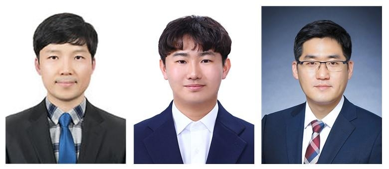 왼쪽부터 나경수 교수, 권승돈 석·박사 통합과정생, 고경철 교수