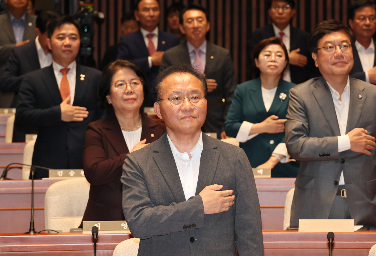 윤재옥 국민의힘 원내대표를 비롯한 의원들이 27일 국회에서 열린 의원총회에서 국기에 경례하고 있다. [연합]