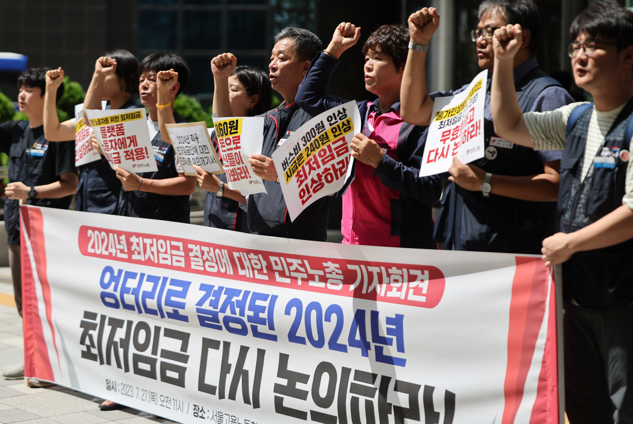 27일 오전 서울고용노동청 앞에서 2024년 최저임금 결정에 대한 민주노총 이의제기 기자회견이 열리고 있다. [연합