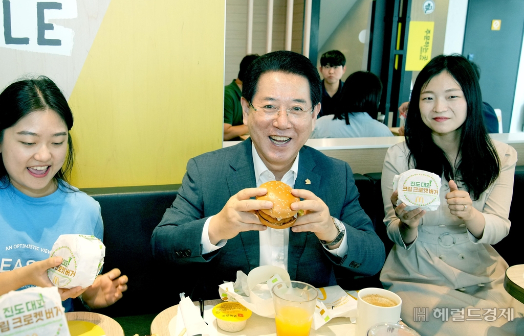 김 지사와 도청 공무원 30여명은 27일 정오부터 1시간가량 도청 앞 맥도날드 점에서 신메뉴인 '진도 대파 크림 크로켓 버거'로 점심을 해결했다.