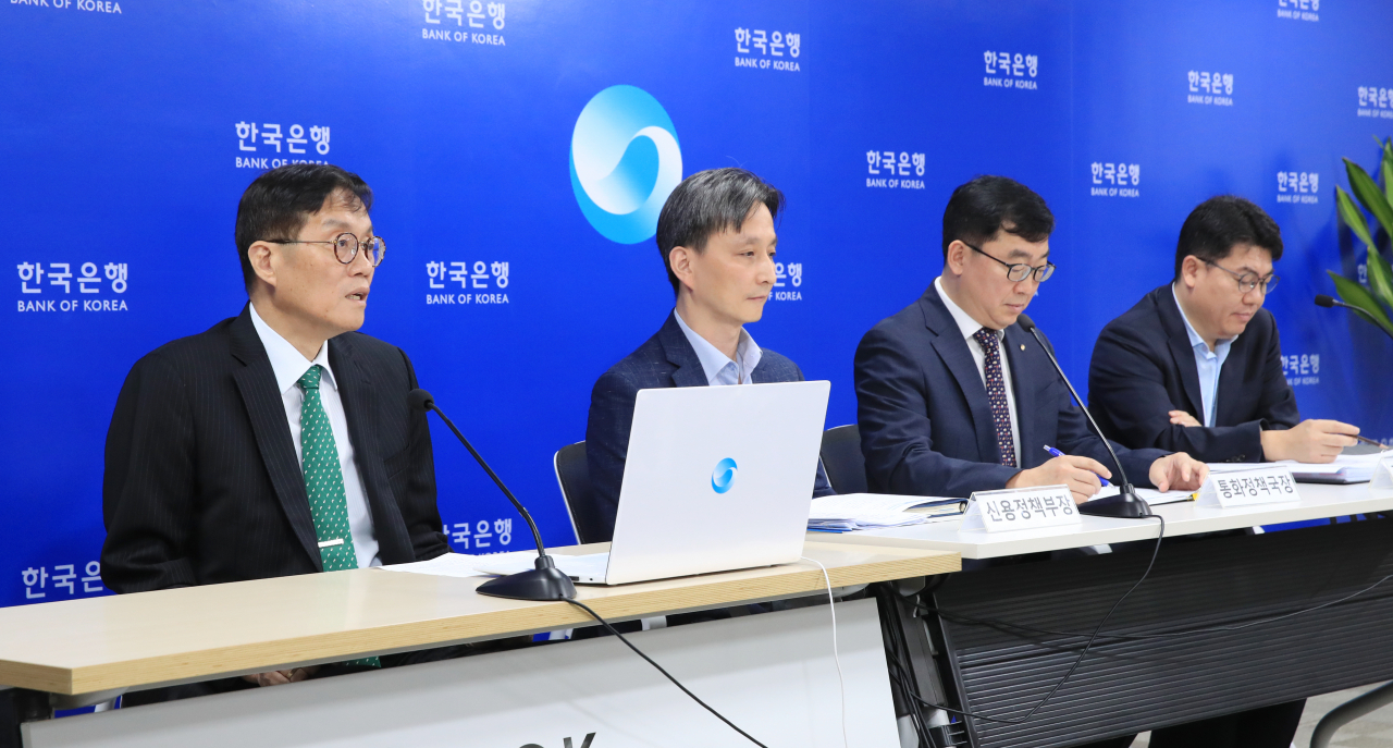 한국은행이 1998년 이후 처음으로 담보대출 채권 범위를 확대한다고 밝혔다. 이창용(왼쪽부터) 한국은행 총재, 임건태 신용정책부장, 홍경식 통화정책국장, 우신욱 금융기획팀장. [연합]