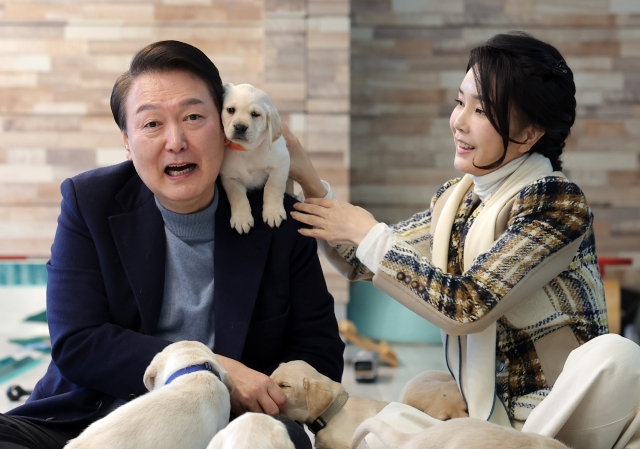 윤석열 대통령과 김건희 여사가 지난해 12월 24일 경기도 용인 삼성화재 안내견 학교에서 리트리버 강아지들과 시간을 보내고 있다. [대통령실 제공]