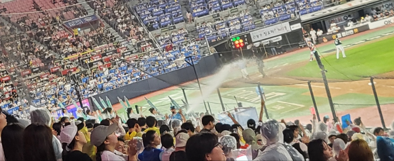 수원시어린이집협의회 국공립어린이집 영유아가족과 보육교직원이 함께하고 있다.[수원시 제공]