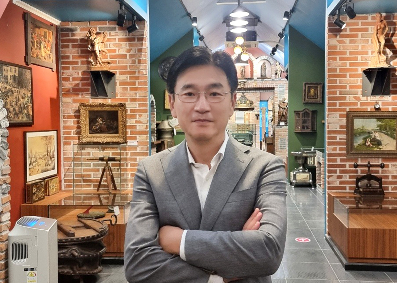 루덴시아에서 만난 박기영 대표. 박 대표는 오로지 열정과 꿈으로 이곳을 진화하는 놀이문화 공간으로 빚어냈다. 그는 선명하지만 차가운 디지털 일상에서 벗어나 투박하지만 따사로운 아날로그 감성과 영감을 느낄 수 있는 공간이 루덴시아라고 소개한다.